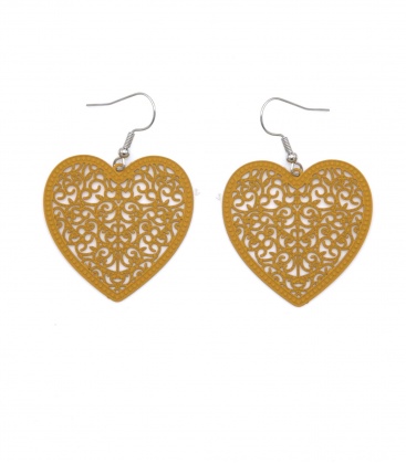 Camel kleurige harten oorbellen met een open motief