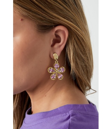 Goudkleurige oorhangers met bloemen bedel en roze glas steentjes