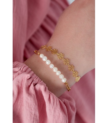 Goudkleurige armband met bloemen bedeltjes