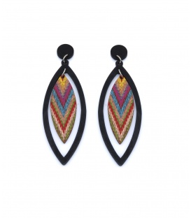 Zwarte houten oorhangers met een gekleurde hanger in het midden