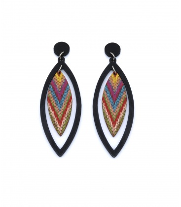 Zwarte houten oorhangers met een gekleurde hanger in het midden