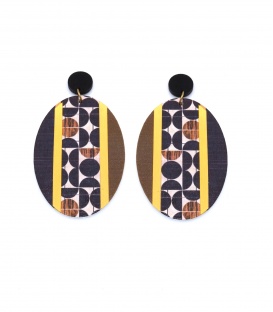 Zwart gekleurde houten oorhangers met een mooi motief