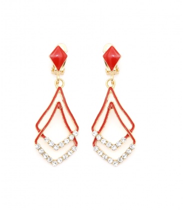 Rode oorclips met een dubbele hanger en heldere strass steentjes
