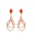 Rode oorclips met een dubbele hanger en heldere strass steentjes