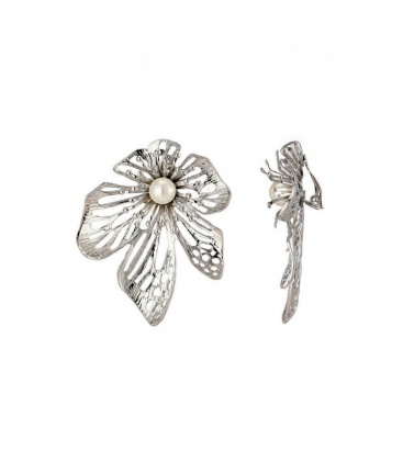 Zilverkleurige grote bloemen oorclips met imitatie pareltje