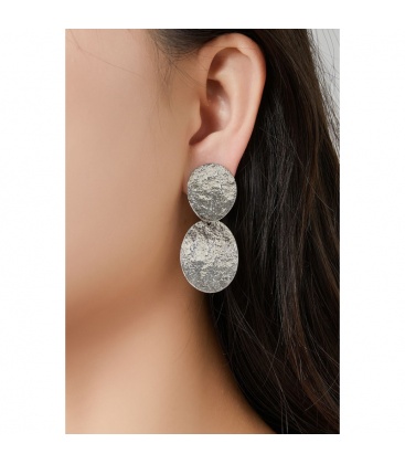 Zilverkleurige oorclips met een geborsteld motief