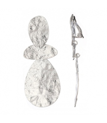 Oorclips zilverkleurig met een geborsteld motief