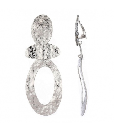 Zilverkleurige oorclips met een geborsteld motief