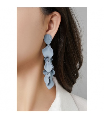 Roze oorclips met een streep design in het oor stukje en hangertjes