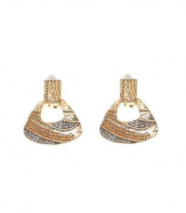 Goudkleurige oorclips met een bewerkt motief en strass steentjes