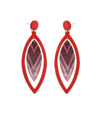 Rode houten oorhangers met een gekleurde hanger in het midden