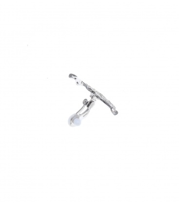 Zilverkleurige oorclips in de vorm van een blad en strass steentjes