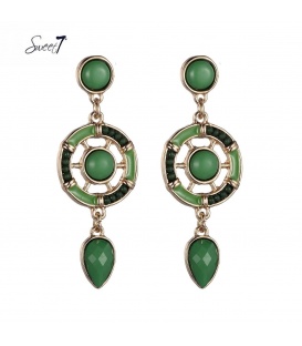 Groene oorhangers met steentjes en een goudkleurige rand