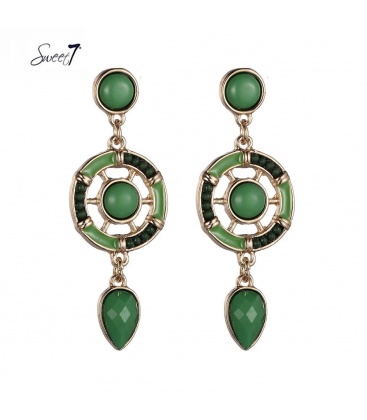 Groene oorhangers met steentjes en een goudkleurige rand