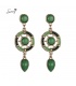 Groene oorhangers met steentjes en een goudkleurige rand