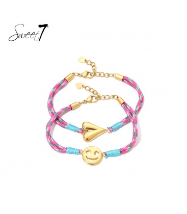 Roze gekleurde armbanden met een goudkleurige smily en een hart