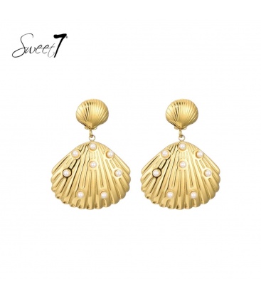 Goudkleurige schelpen oorhangers met kleine acryl pareltjes