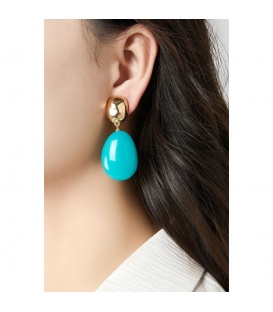 Turquoise oorclips met een goudkleurig oor stukje