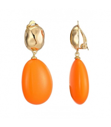Oranje oorclips met een gehamerd goudkleurig oor stukje