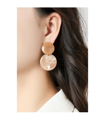 Oorclips beige met marmerglans en ronde vorm