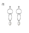 Zilverkleurige oorhangers met cirkels en een zoet water parel