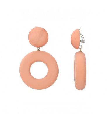 Roze oorclips gemaakt van hars