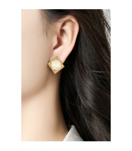 Oorclips goudkleurig vierkant met zwarte kralen