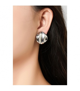 Zilverkleurige oorclips met een golvend patroon