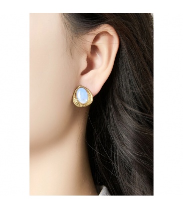 Goudkleurige oorclips ingelegd met wit parelmoer