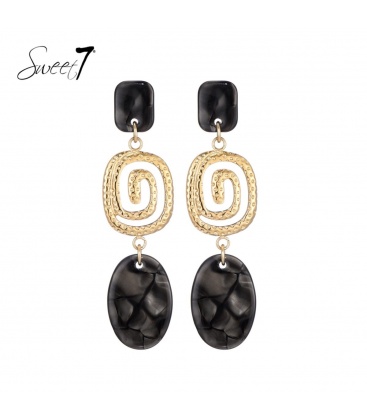 Bruine oorhangers met een goudkleurig detail