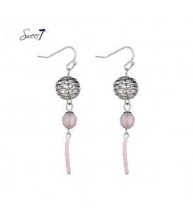 Zilverkleurige oorhangers met roze kraaltjes