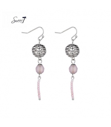 Zilverkleurige oorhangers met roze kraaltjes