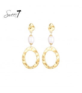 Goudkleurige oorhangers met een wit schelpen pareltje