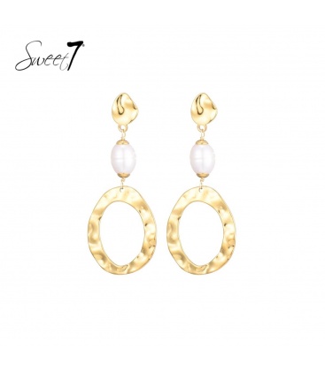 Goudkleurige oorhangers met een wit schelpen pareltje