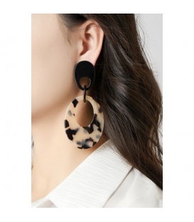 Oorclips met een luipaard print en een zwart oor stukje
