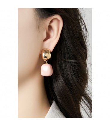 Witte oorclips met een kubus hanger en een goudkleurig oor stukje 