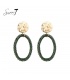 Groene ovale oorhangers met strass steentjes en een goudkleurig detail