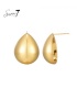Goudkleurige oorhangers in de vorm van een druppel