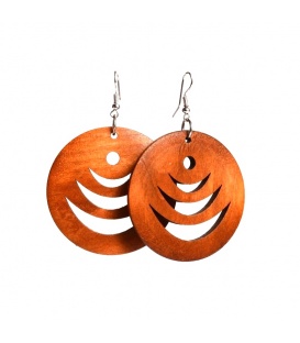 Bruine houten oorhangers met een open motief