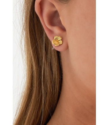 Oorclips goudkleurig in bloemvorm met een kunststof afwerking