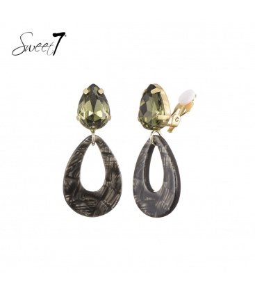 Taupe kleurige oorclips met een groen glas steentje