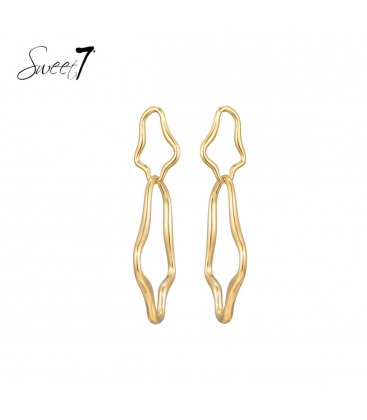 Oorhangers lang met goudkleurige vormen met een golvend effect