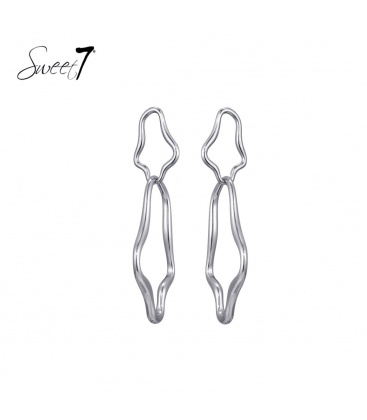 Zilverkleurige oorhangers met een modern design en open structuur