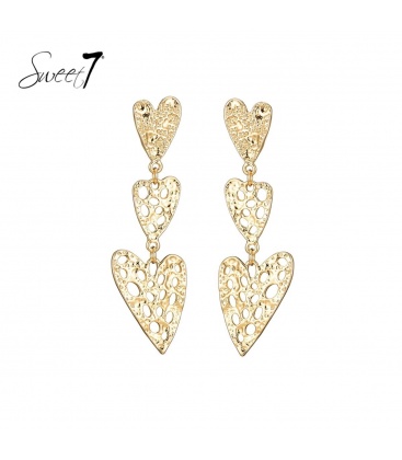 Goudkleurige oorhangers in hartvorm met een opengewerkt design