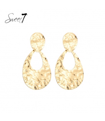 Goudkleurige oorhangers met een gehamerd motief