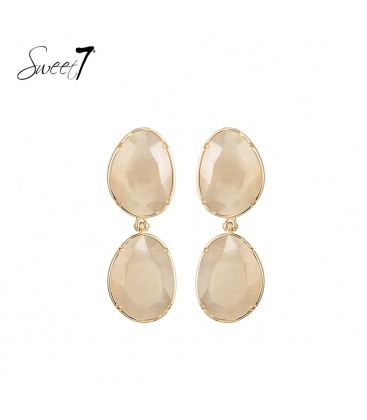 Beige oorhangers met een cat eye stenen en een goudkleurige rand