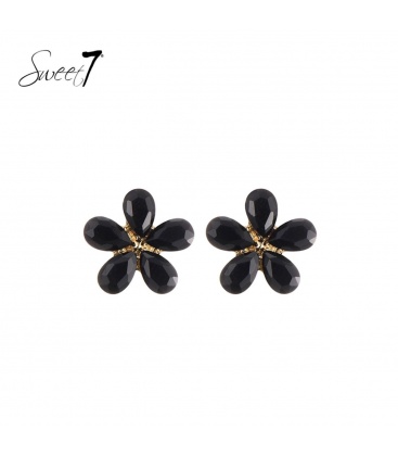 Oorbellen in bloemdesign met zwarte facetstenen