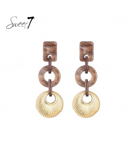 Bruine oorhangers met een marmerlook en goudkleurig metalen schelp