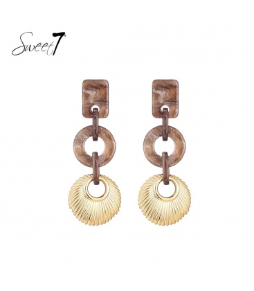 Bruine oorhangers met een marmerlook en goudkleurig metalen schelp