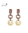 Bruine oorhangers met een marmerlook en goudkleurig metalen schelp